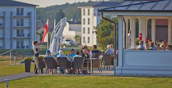 Café und Sonnenterrasse