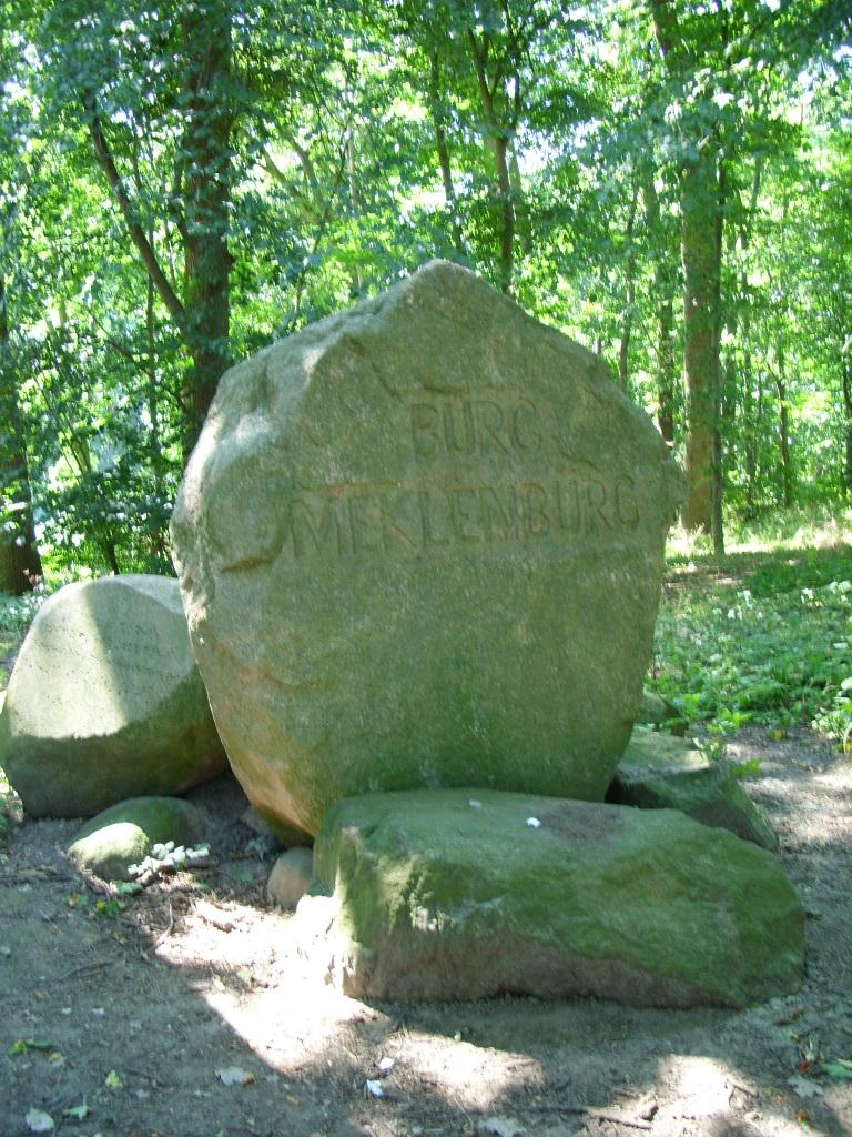 Stein "Burg Mecklenburg" 965 n. Chr
