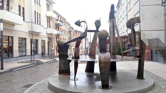 die Skulptur 'Runder Tisch'