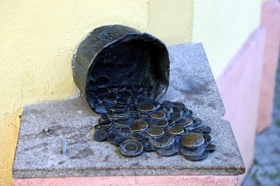Sculpture The Pot with Money